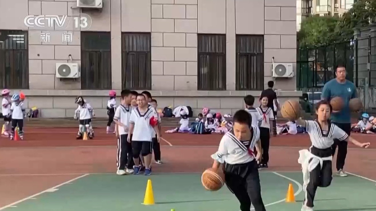 中展現出年